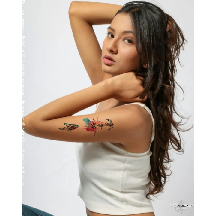 Tatouage éphémère aquarelle L'Ancre des Vents porté sur le bras d'une femme