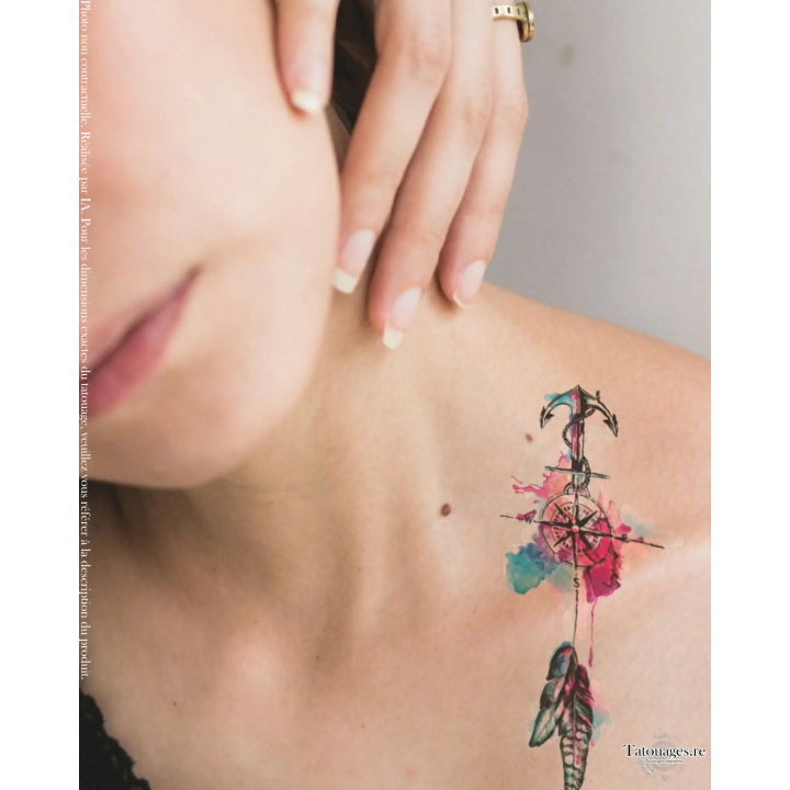 Grand tatouage temporaire boussole et plumes appliqué sur la nuque d'une femme