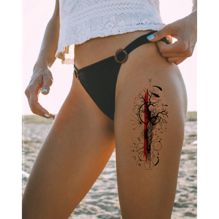 Grand tatouage temporaire de style abstrait noir et rouge porté sur le côté de la cuisse