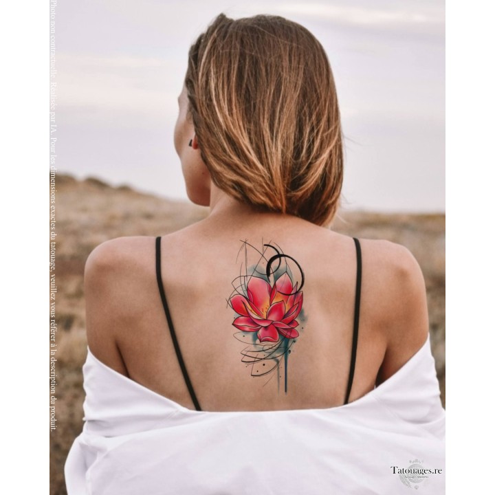 Grand tatouage temporaire fleur de lotus et arabesques positionné entre les omoplates