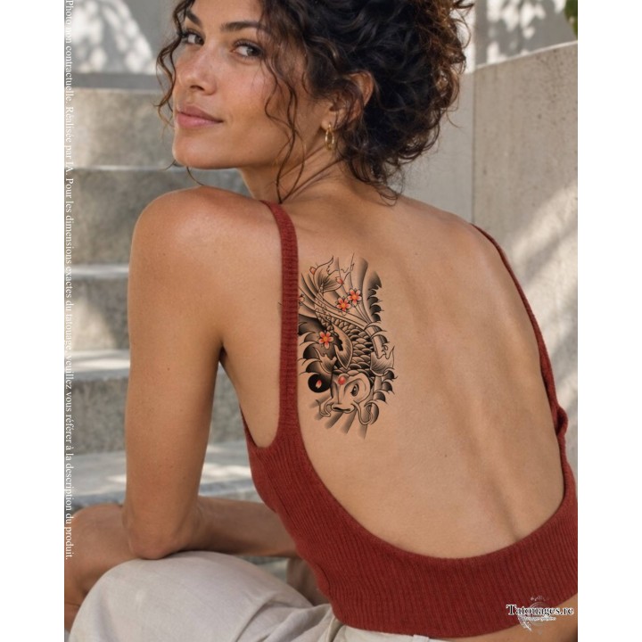 Grand tatouage temporaire carpe koï et fleurs de cerisier positionné sur l'omoplate ou le dos