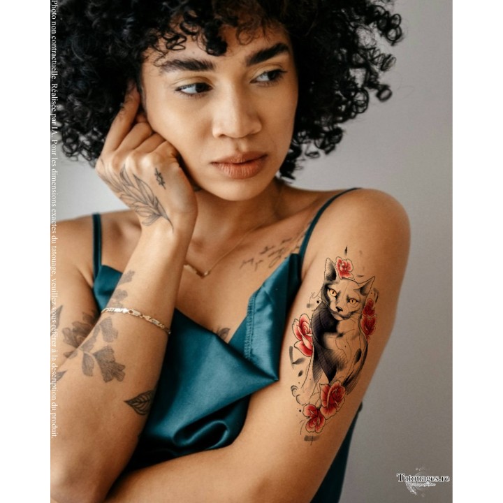 Tatouage éphémère chat et roses rouges Le Regard de Velours appliqué sur le bras