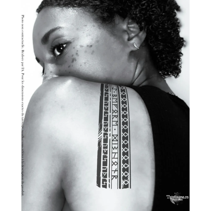 Tatouage éphémère noir : Le Serment des runes (sur omoplate)